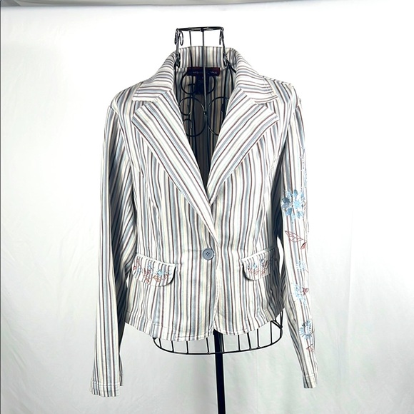 Jones Wear Jackets & Blazers - Jones Wear White and Blue Pinstriped Blazer Sports-Coat Woman’s Size 10‎
